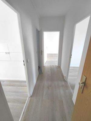 Heller Flur mit Türen