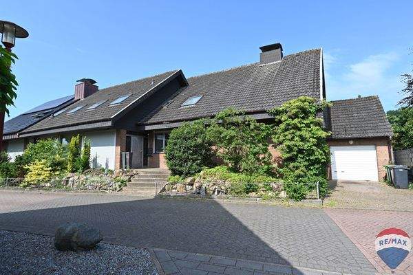 Straßenansicht mit Garage