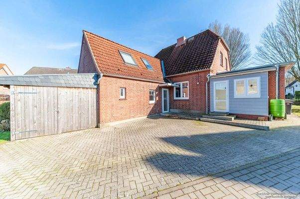 Terrasse und Nebeneingänge