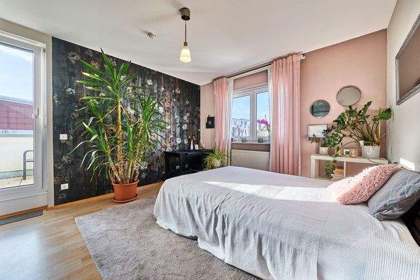 OG: Zimmer 1 mit Zugang zum Balkon