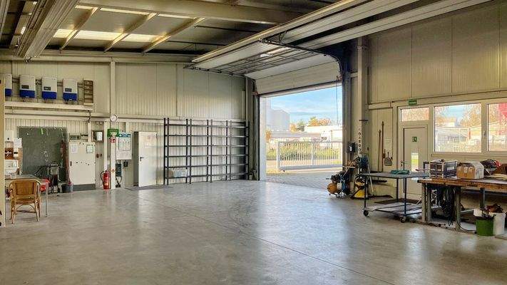 Beide Hallen sind über Rolltore belieferbar