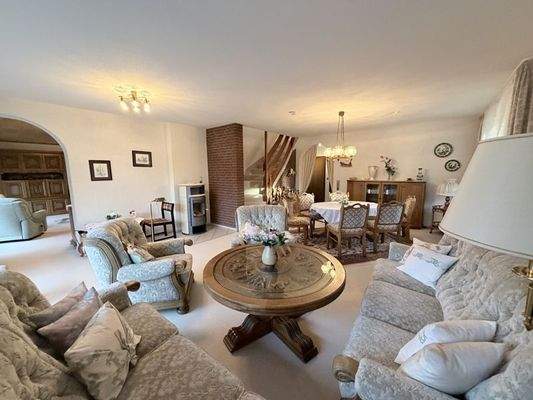 Wohn- und Esszimmer links