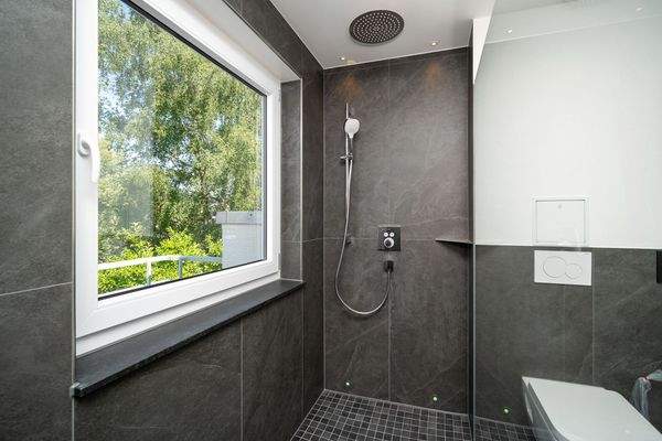 Bodentiefe Dusche mit LED Beleuchtung