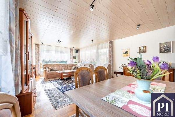 Großes Wohnzimmer mit angrenzender Terrasse