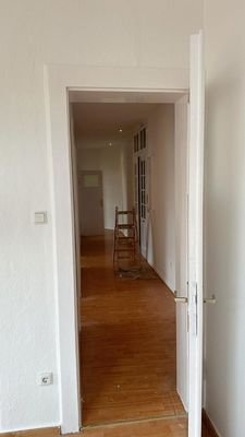 Blick vom Zimmer in den Flur