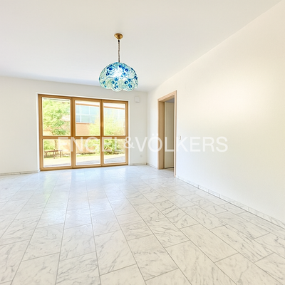 EG: Heller Essbereich mit Zugang zum Außenbereich (KI)