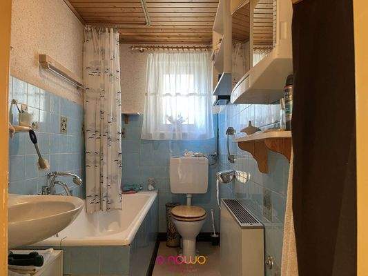 Nebenan das Tageslicht-Wannenbad