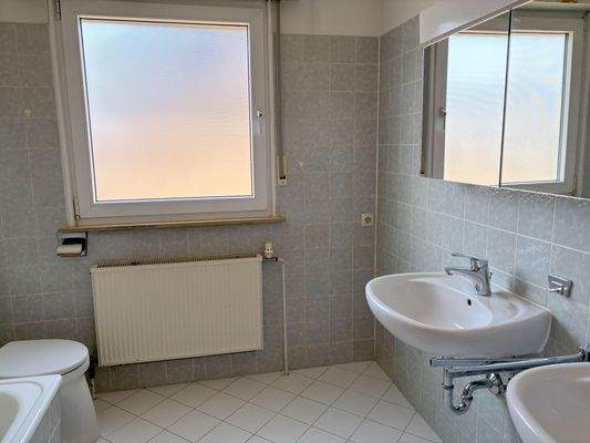 Tageslichtbad mit Badewanne und WC