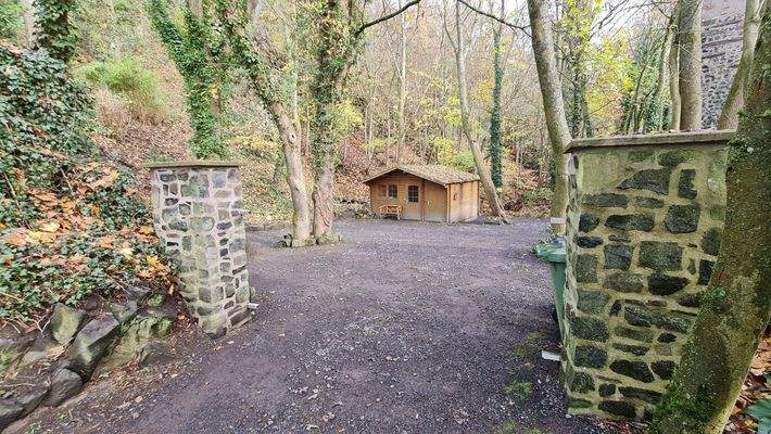 Einfahrt Privat-Parkplatz