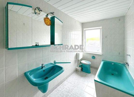 ...und Komplettbad mit Farbakzenten