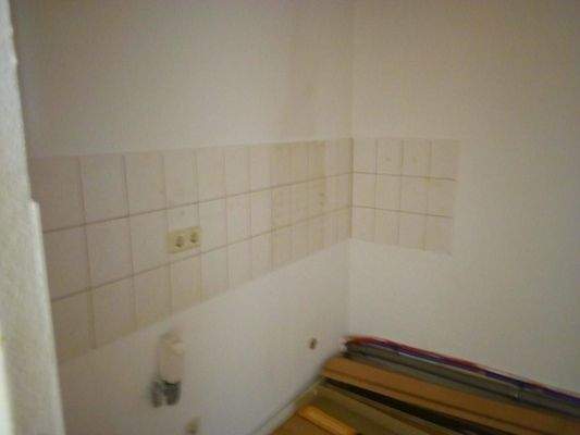 Leere Küche mit Fliesenwand