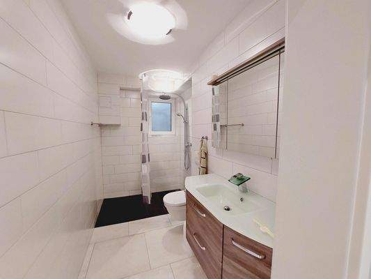 Bad im Souterrain mit Fenster