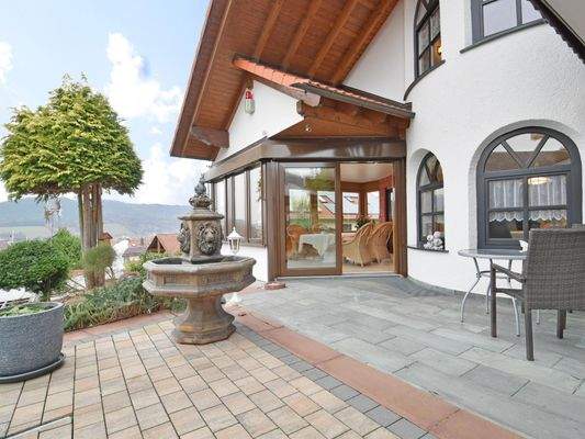 Wird das Wetter ungemütlich, ziehen Sie einfach wieder in den Wintergarten um.