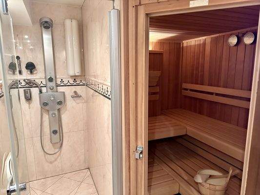 Sauna mit Dusche im Kellergeschoss