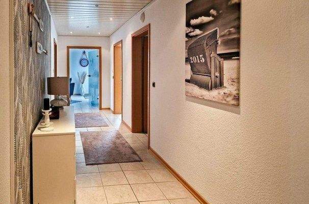 Flur Gästewohnung mit Zutritt zu den Zimmern