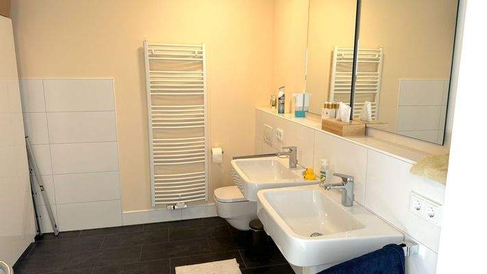 geräumiges Duschbad