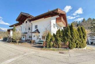 Seitenansicht mit Hauseingang