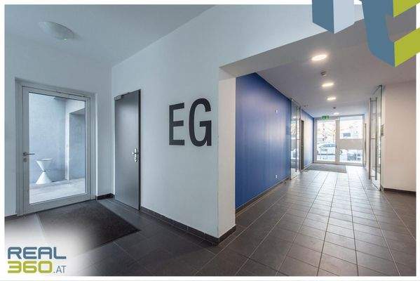 Attraktiver heller Gebäudeeingang