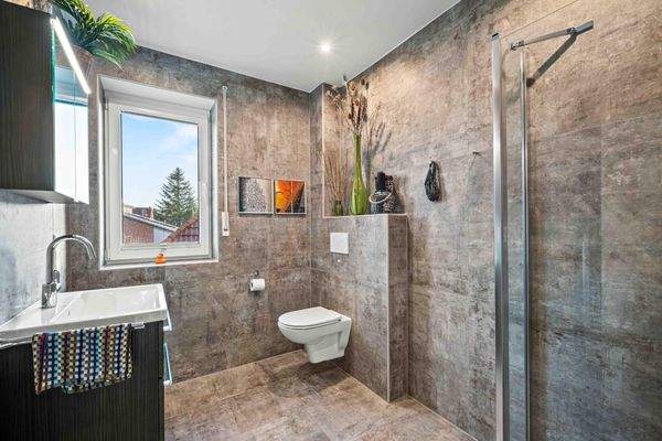 Badezimmer mit ebenerdiger Dusche