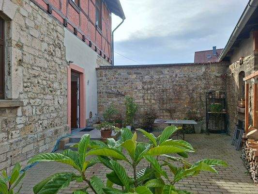 Ruhiger Innenhof mit Eingang zum Obergeschoss