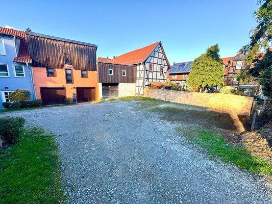 Hausansicht + Parkplätze
