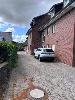 Seitenansicht mit Eingangsbereich WEG