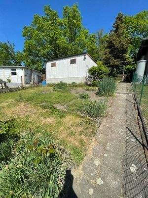 Garten - Blick zur Garage