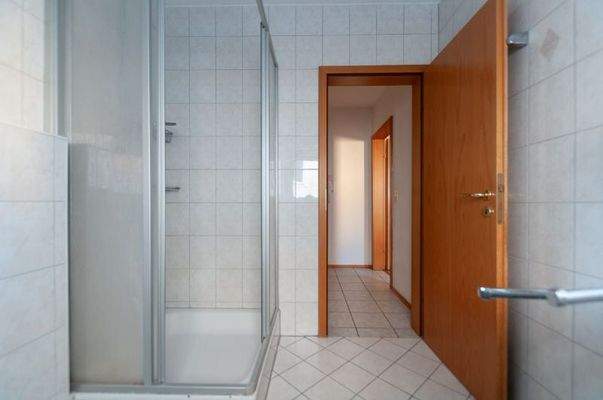 Tageslichtbad mit Dusche Blickrichtung Diele