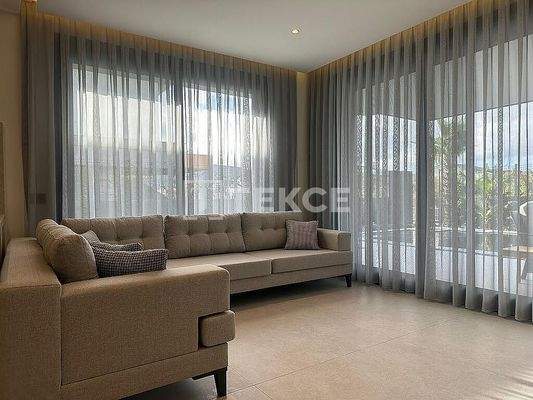 Villa with a Pool Near the Ilıca Beach in İzmir Çeşme