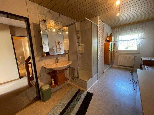 Hauswirtschaftsraum mit Dusche und Gasheizung im 1 OG