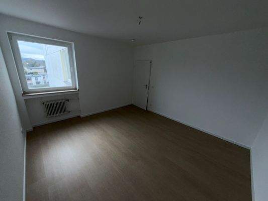 Leeres Zimmer mit Fenster