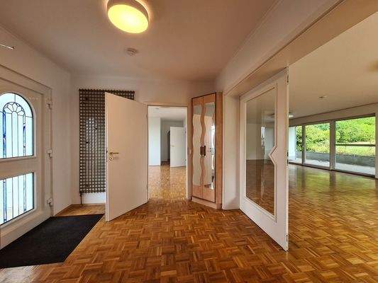 Eingangsbereich (rechts) mit Durchgang