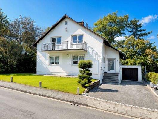 Frontansicht Haustür und Garage - (KI generiert)