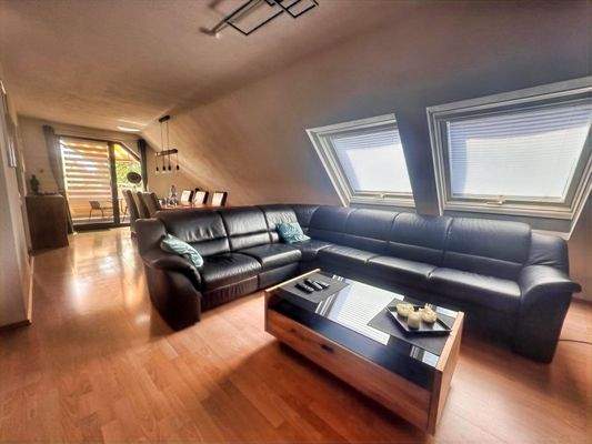 Wohn-Esszimmer mit Zugang zum Balkon