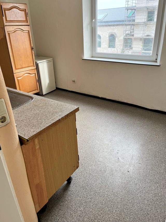 Helle 2 Raum Wohnung in Bahnhofsnähe mit Einbauküche und Einzelofen zu vermieten! - Photo 1
