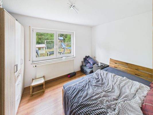 Schlafzimmer (EG, rechts)