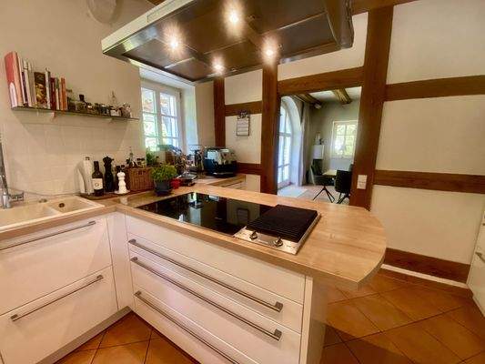 Küche mit Blick in den Wohnbereich