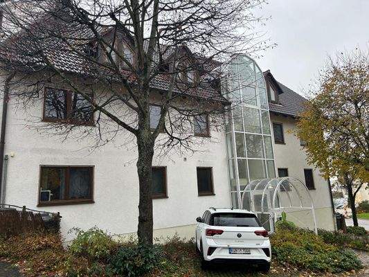 Blick auf das Mehrfamilienhaus