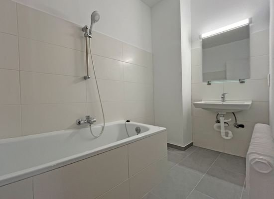 neu renoviertes Badezimmer mit Wanne