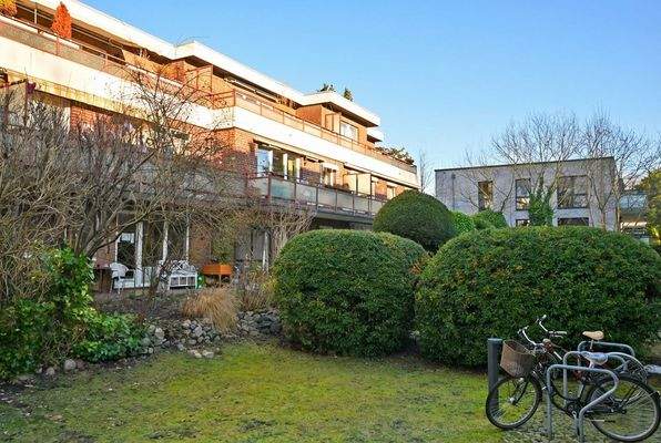 Rückwärtige Anlage mit Ansicht Balkon