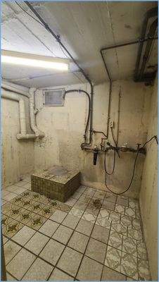 Hausanschlüsse/Abstellraum im KG