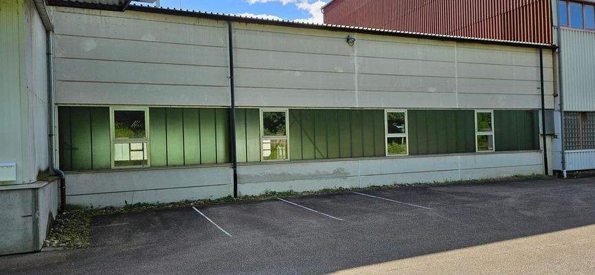 10. Halle außen, Stellplätze.jpg