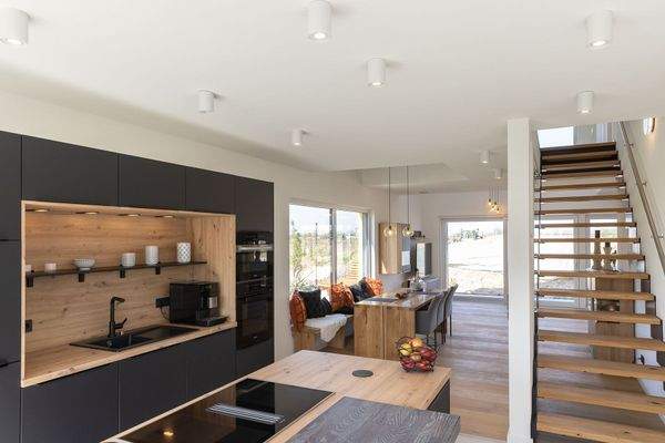 BBH-Insel-Küche + Treppe.jpg