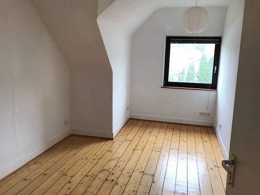 Dachgeschoss Zimmer 4.jpg