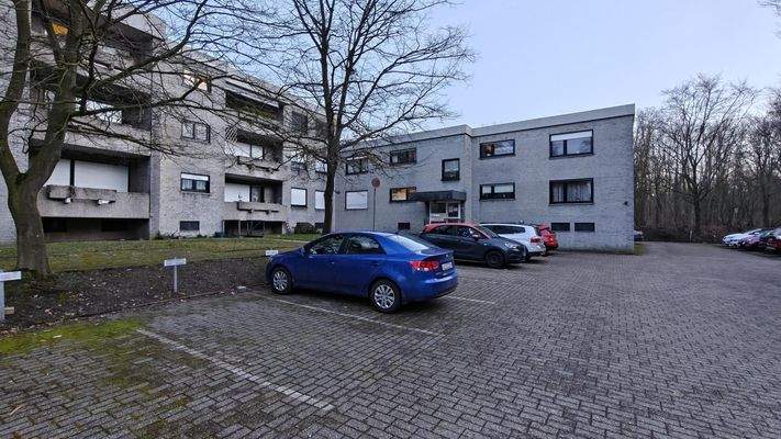 Stellplatz hinter dem Wohnhaus