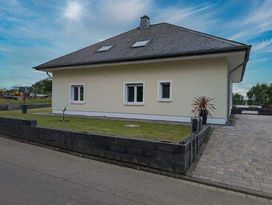 Außenansicht mit Hof und Garten.jpeg