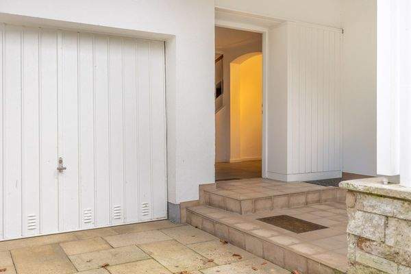 Familienidyll in Bogenhausen: Doppelhaushälfte mit sonnigem Westgarten & Grünblick