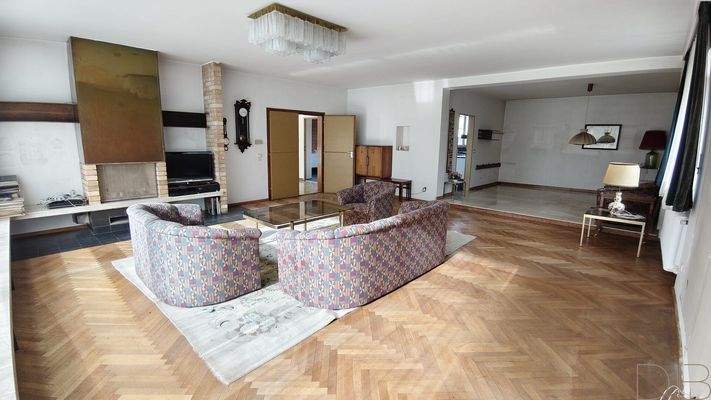 Wohnzimmer / im hinteren Bereich das Esszimmer