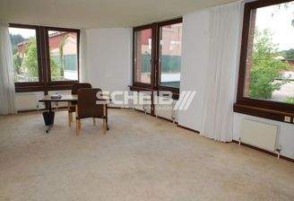 Hell durch große Fenster