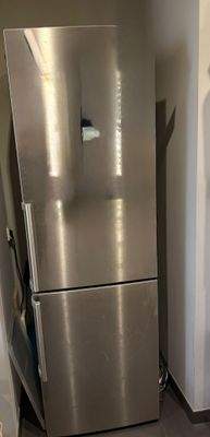 Kann auch abgegeben werden: Kühlschrank und Tiefkühlschrank mit drei Fächern. Marke SIEMENS